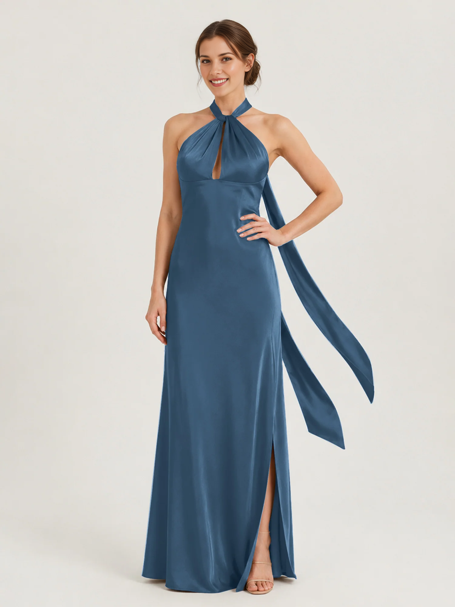 Vestido largo de dama de honor con hombros descubiertos, escote corazón, cintura plisada de tul y lazo en la espalda.