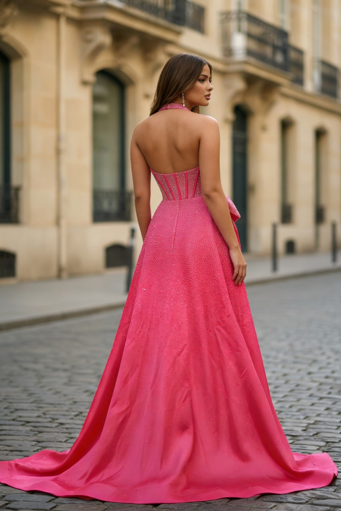 Vestido de Noche Ajustado con Escote Halter en Rosa Fucsia y Cuentas, con Lazo y Abertura Alta para Fiesta de Graduación