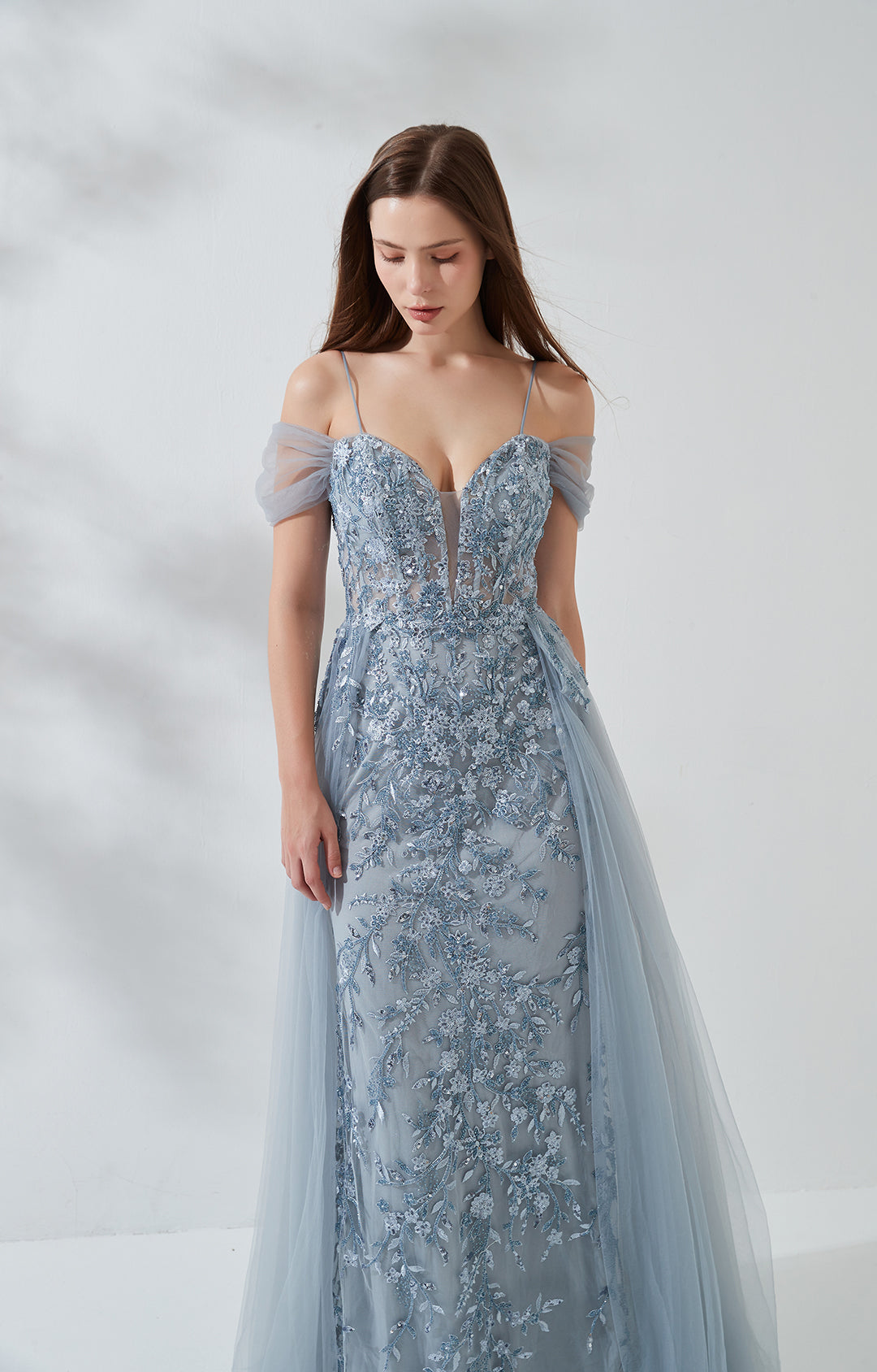 Vestido de noche de tul con silueta A y hombros descubiertos, bordado de encaje floral y corpiño transparente para fiesta de graduación