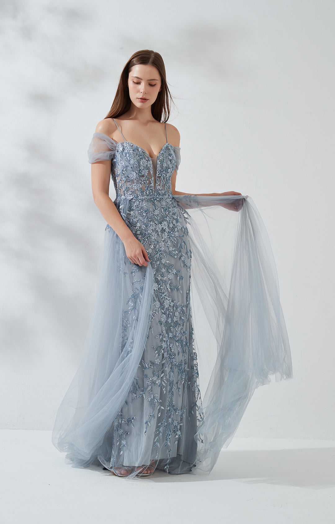 Vestido de noche de tul con silueta A y hombros descubiertos, bordado de encaje floral y corpiño transparente para fiesta de graduación