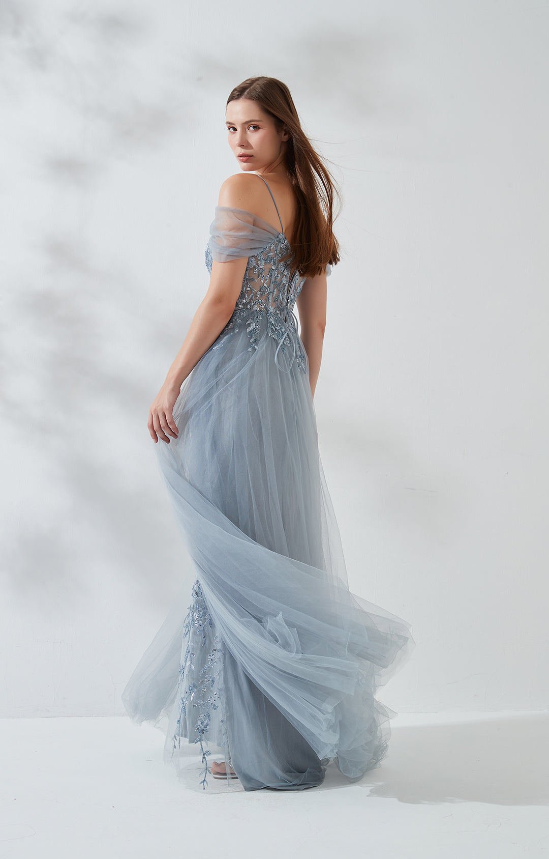 Vestido de noche de tul con silueta A y hombros descubiertos, bordado de encaje floral y corpiño transparente para fiesta de graduación
