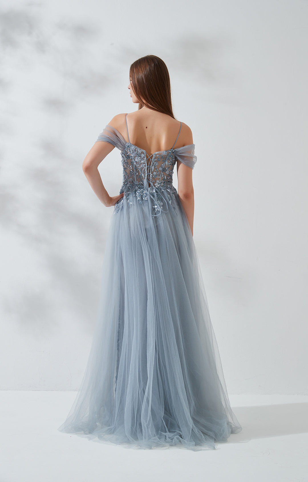Vestido de noche de tul con silueta A y hombros descubiertos, bordado de encaje floral y corpiño transparente para fiesta de graduación
