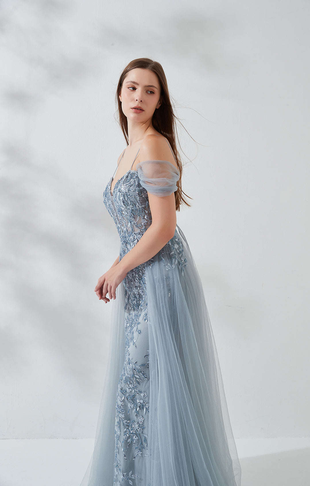 Vestido de noche de tul con silueta A y hombros descubiertos, bordado de encaje floral y corpiño transparente para fiesta de graduación