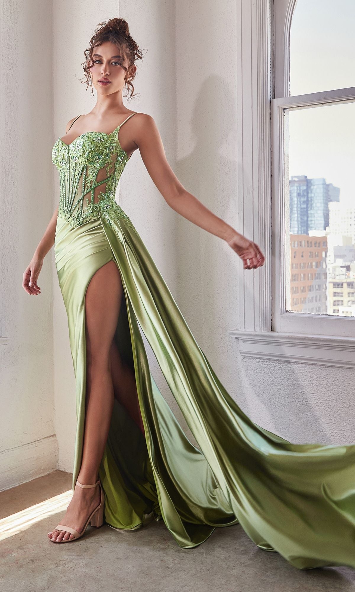 Vestido de gala corsé de satén plateado - Busto de encaje transparente con apliques, abertura alta y lateral drapeado para galas nocturnas