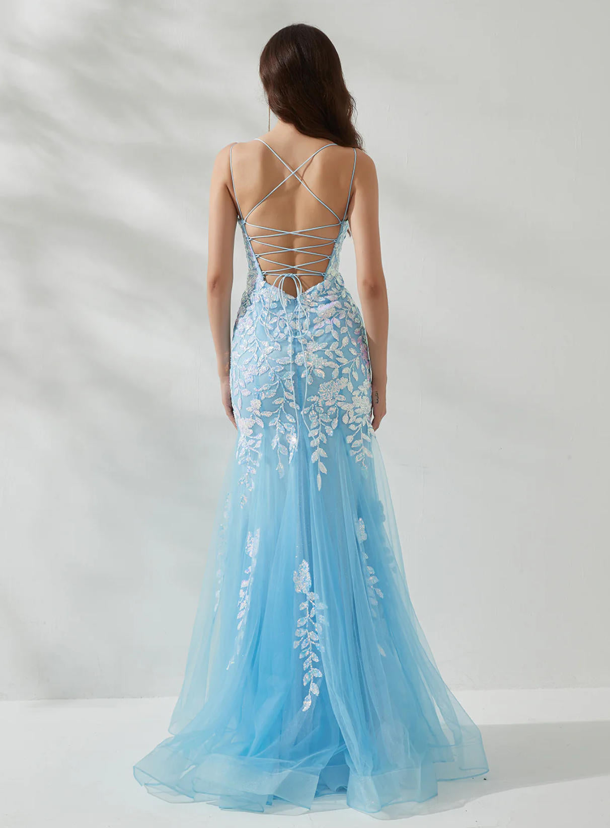 Elegante vestido de fiesta largo hasta el suelo con escote en V profundo, tirantes finos cruzados, apliques de tul y corte de sirena
