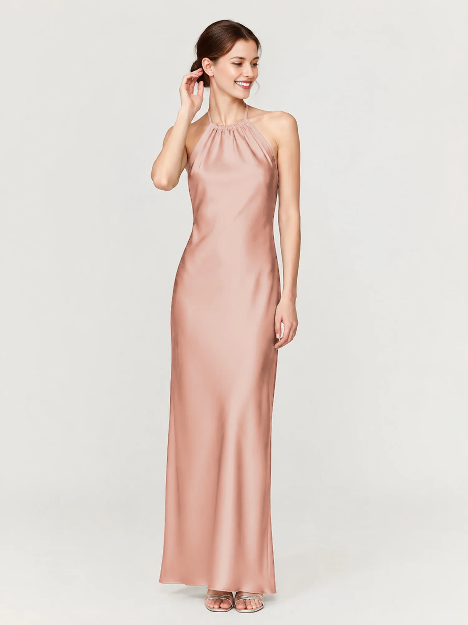 Vestido largo de dama de honor con hombros descubiertos, escote corazón, cintura plisada de tul y lazo en la espalda.