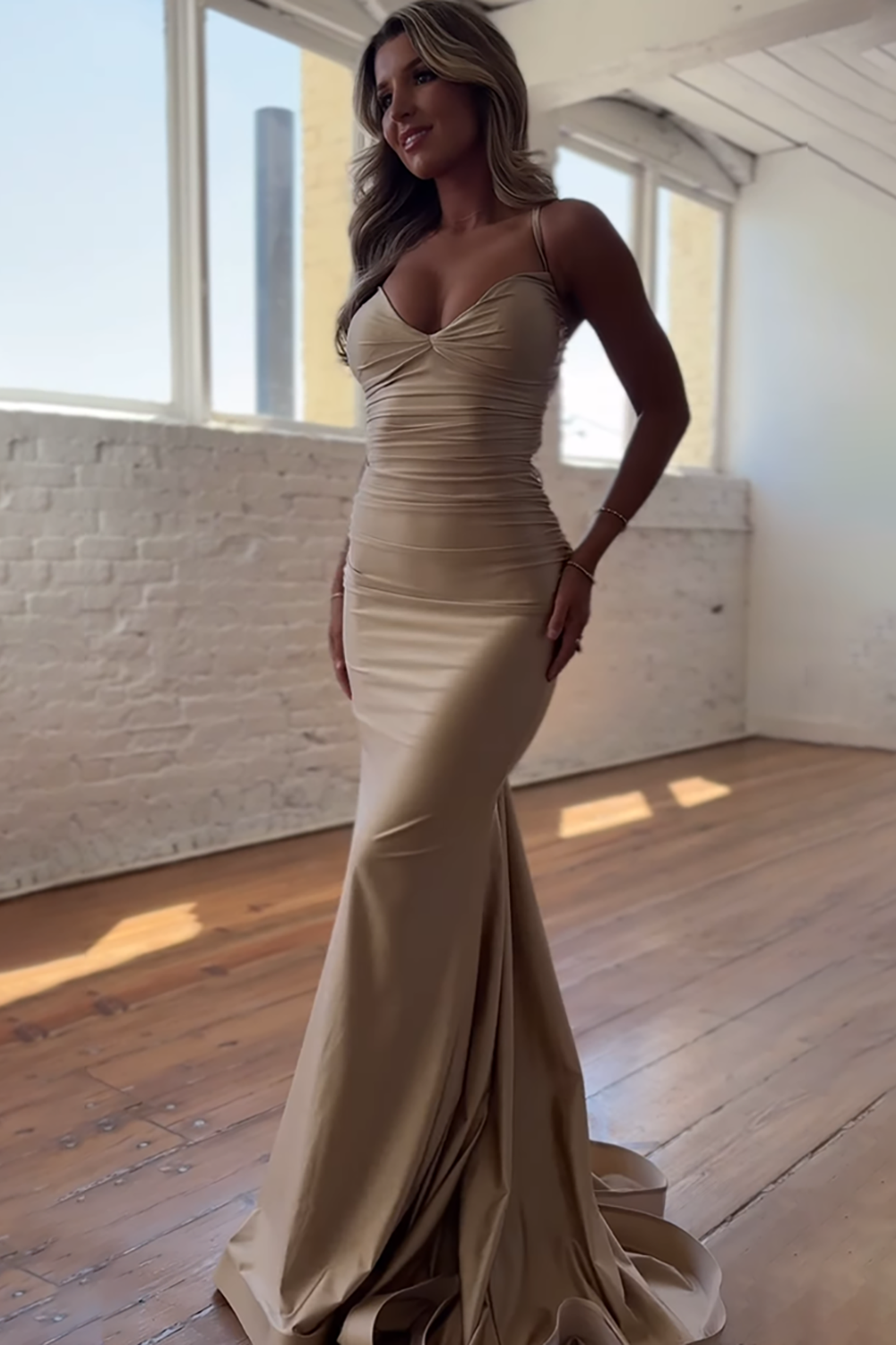 Vestido de noche de sirena sin tirantes con escote en V para mujer con bordado de lentejuelas Vestido largo de satén elegante con tirantes finos para fiesta de graduación