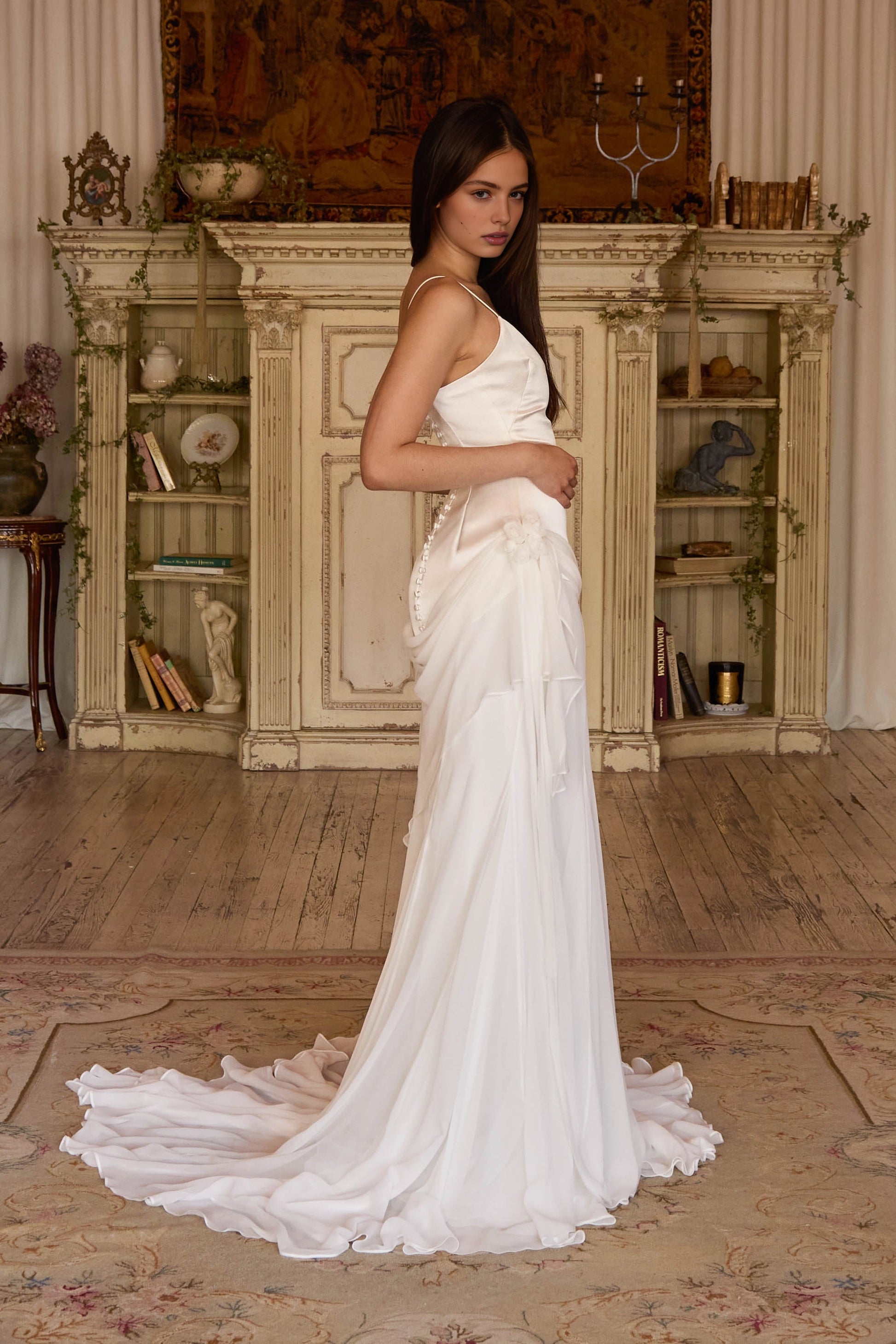 Romantic Mermaid V‑neck Spaghetti‑strap Button‑back Train‑length Prom Dress