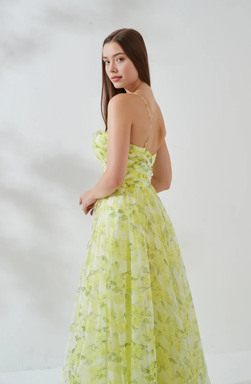Romántico vestido de fiesta de gasa con escote corazón, tirantes finos y largo hasta el suelo.