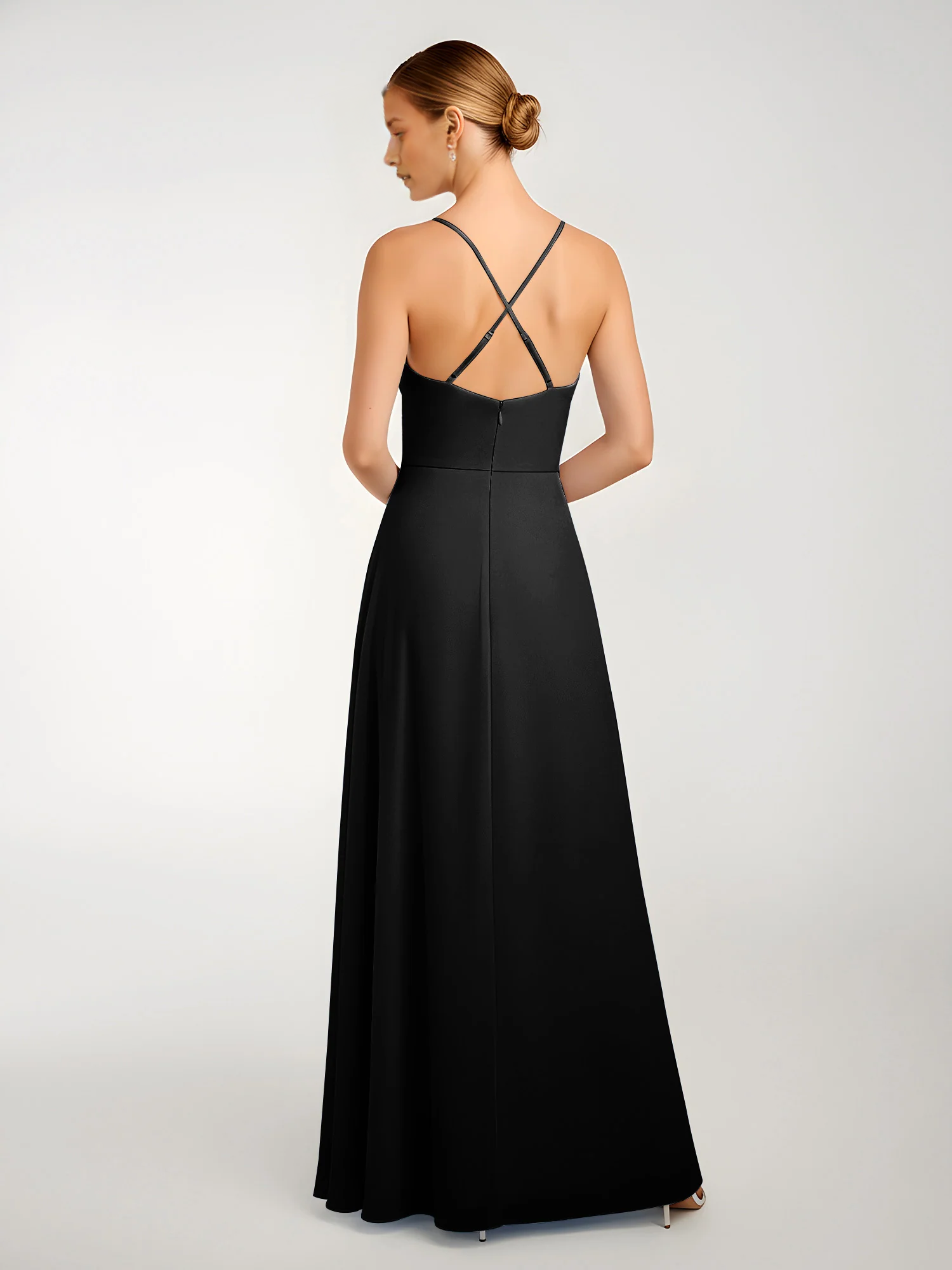 Vestido de dama de honor largo hasta el suelo de raso con cuello desbocado, tirantes finos y espalda cruzada