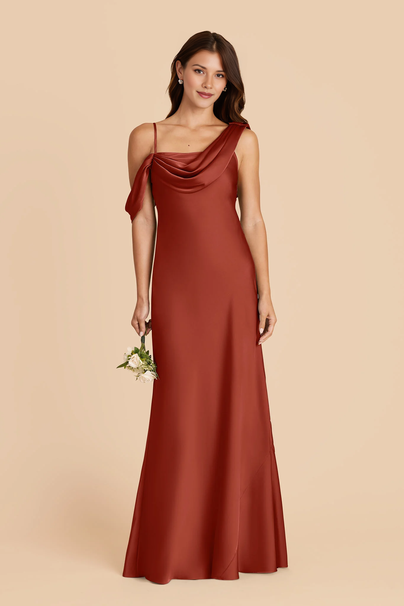 Vestido largo de dama de honor de satén tipo sirena con cuello desbocado asimétrico y hombros descubiertos