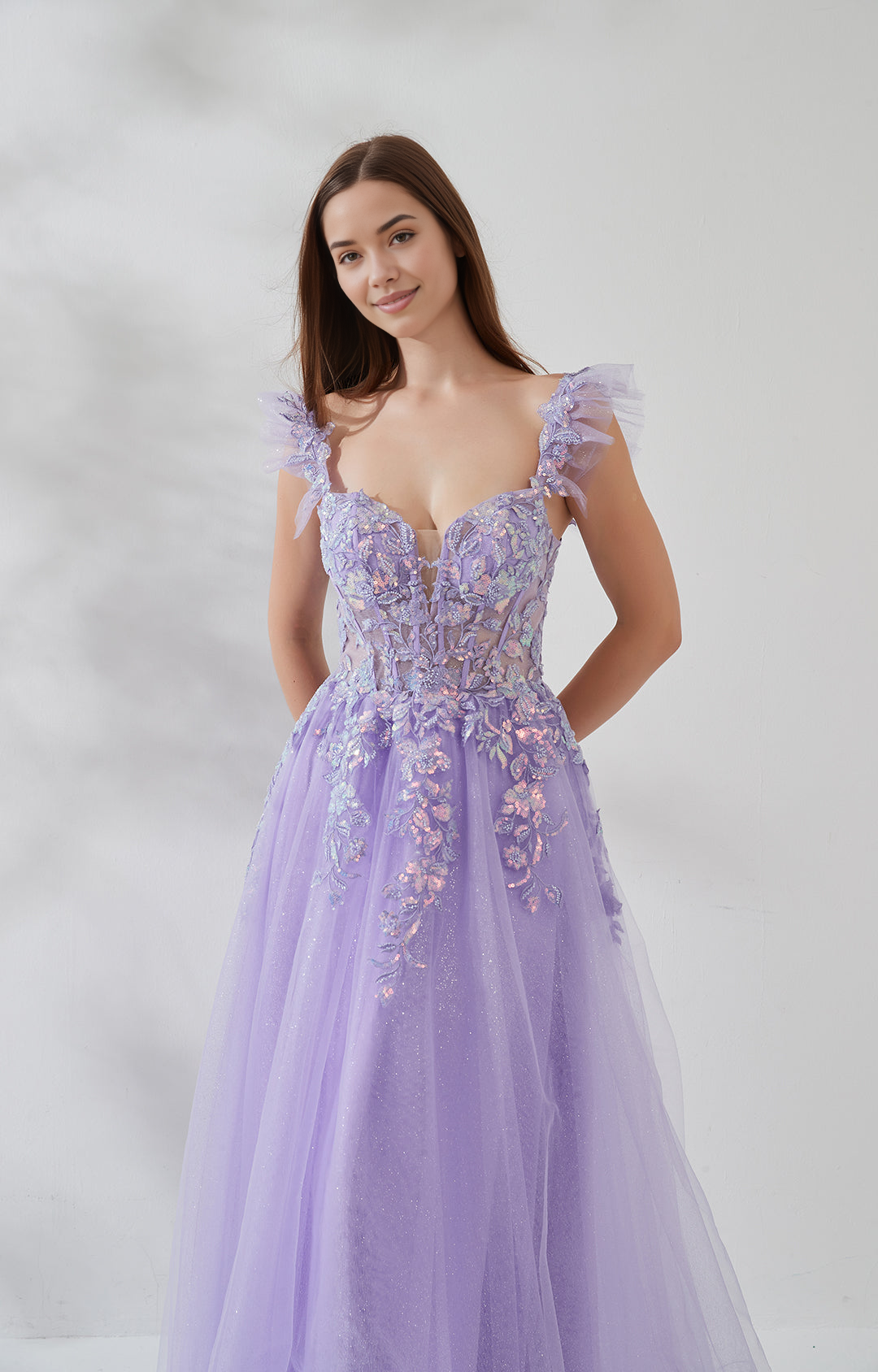 Romántico vestido de fiesta corte princesa con escote corazón, tirantes con volantes, encaje, lentejuelas, espalda descubierta y largo hasta el suelo para prom.