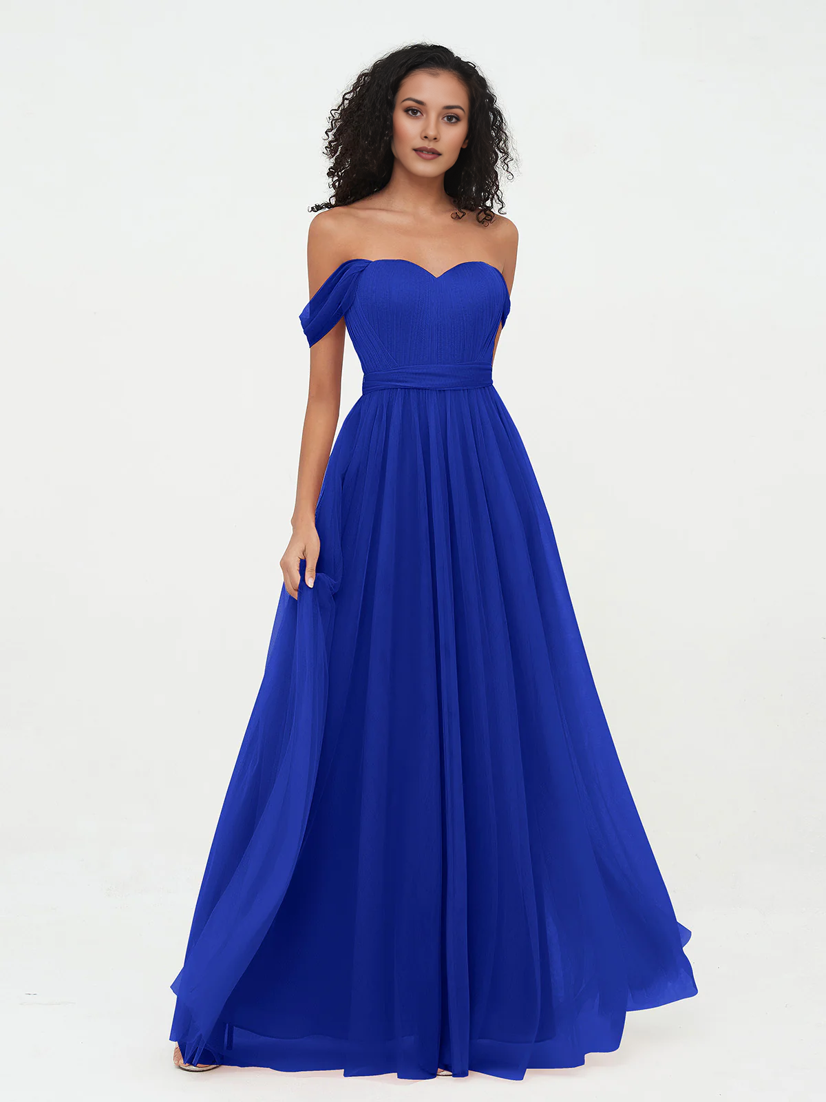 Vestido largo de dama de honor con hombros descubiertos, escote corazón, cintura plisada de tul y lazo en la espalda.