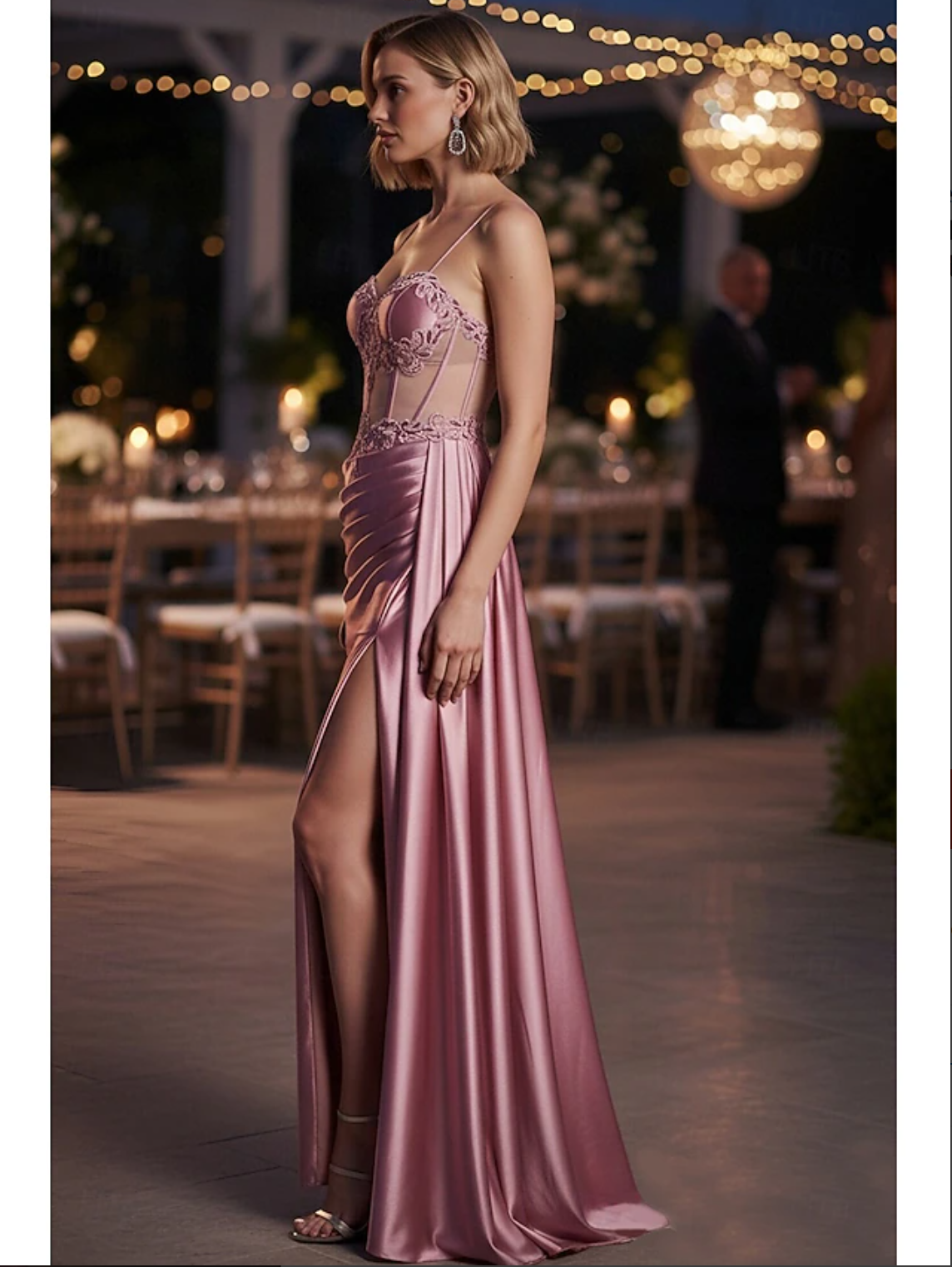 Vestido de noche tipo columna con sobrefalda, cola de barrido, escote corazón, sin mangas, tirantes finos, con aberturas fruncidas y apliques