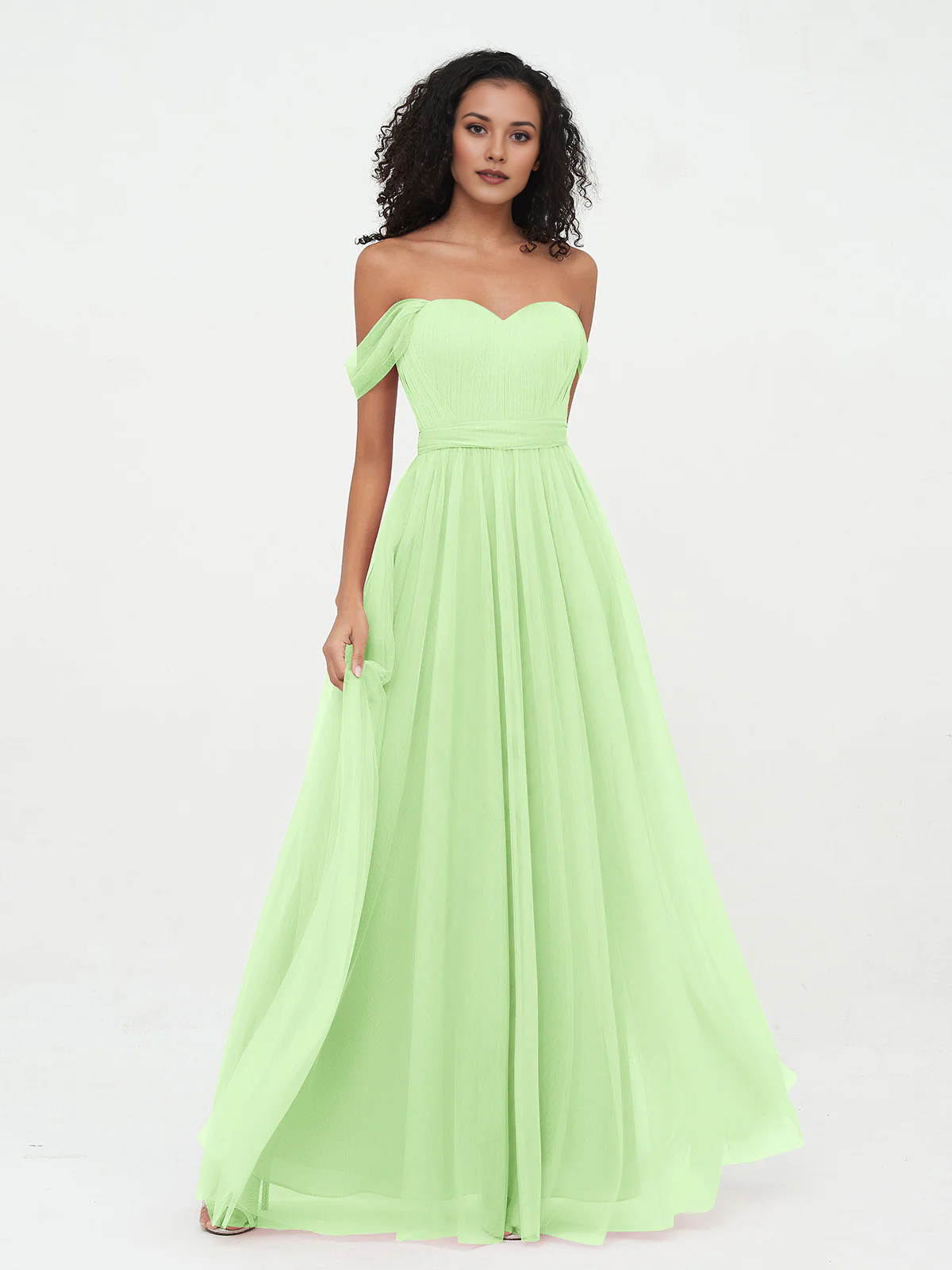 Vestido largo de dama de honor con hombros descubiertos, escote corazón, cintura plisada de tul y lazo en la espalda.