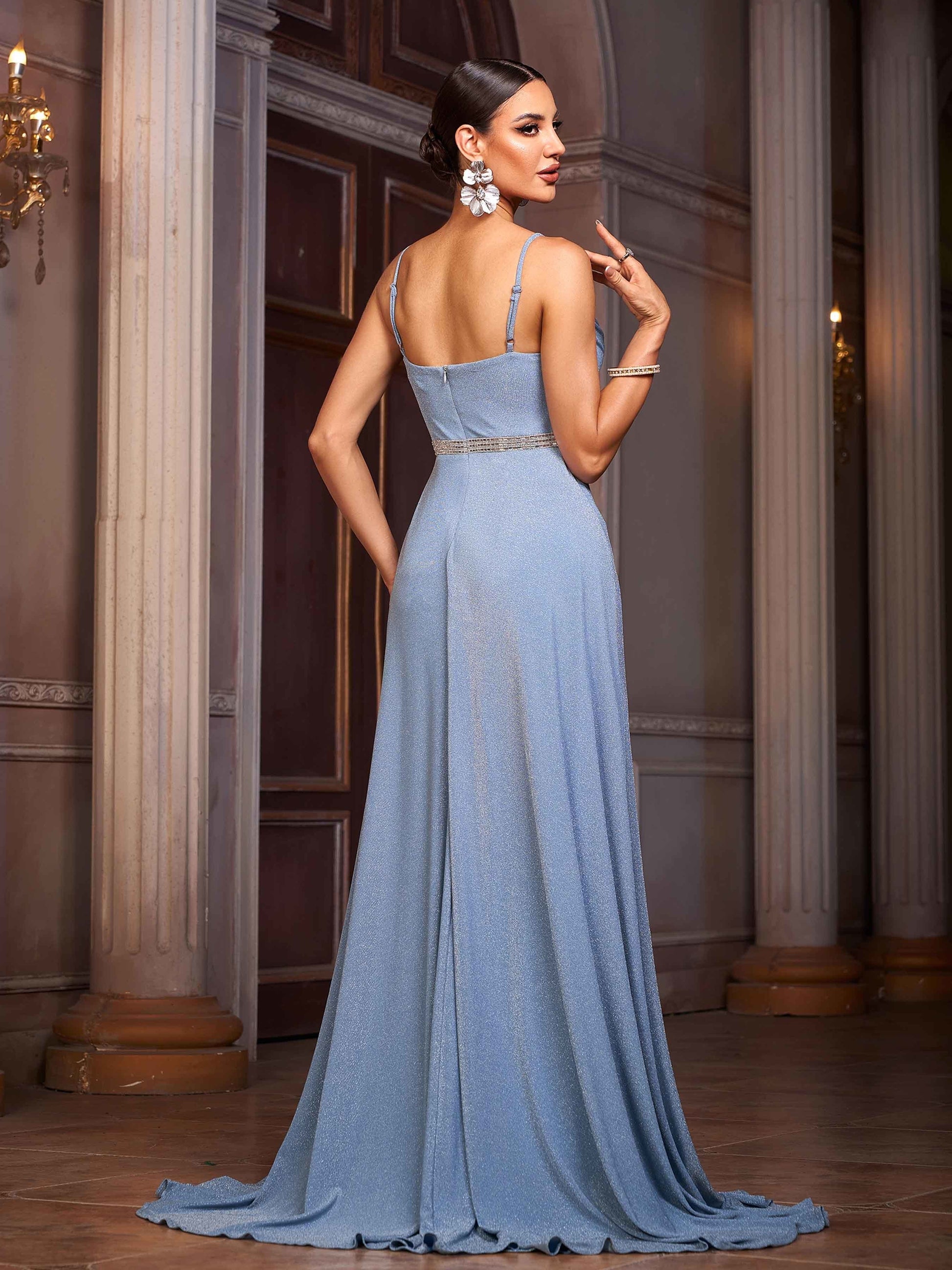 Vestido de Noche con Tirantes de Espagueti de Brillos, Cuello Desbocado, Cintura de Cuentas, Corsé Elegante sin Espalda y Falda Acampanada para Fiesta de Graduación