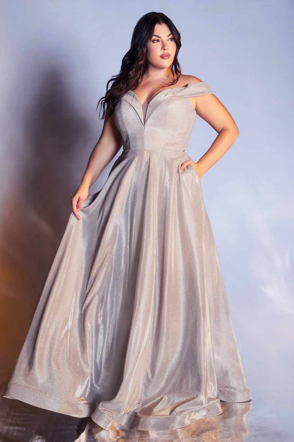 Vestido de fiesta y noche formal con escote en V profundo y corte en A con hombros descubiertos, metalizado rosa
