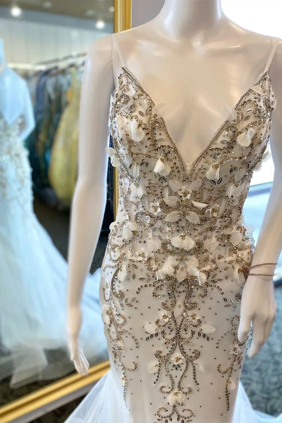 Vestido de fiesta de sirena de tul floral 3D con escote en V y tirantes finos