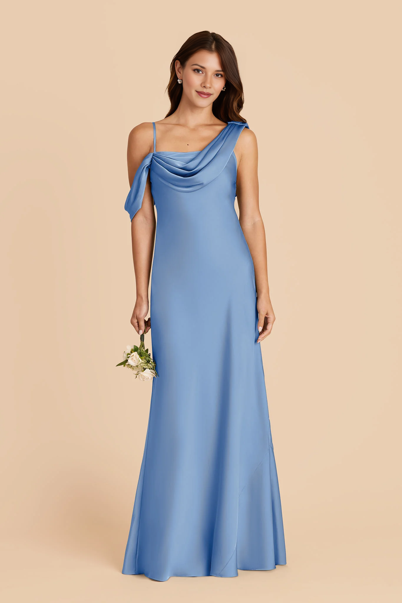 Vestido largo de dama de honor de satén tipo sirena con cuello desbocado asimétrico y hombros descubiertos