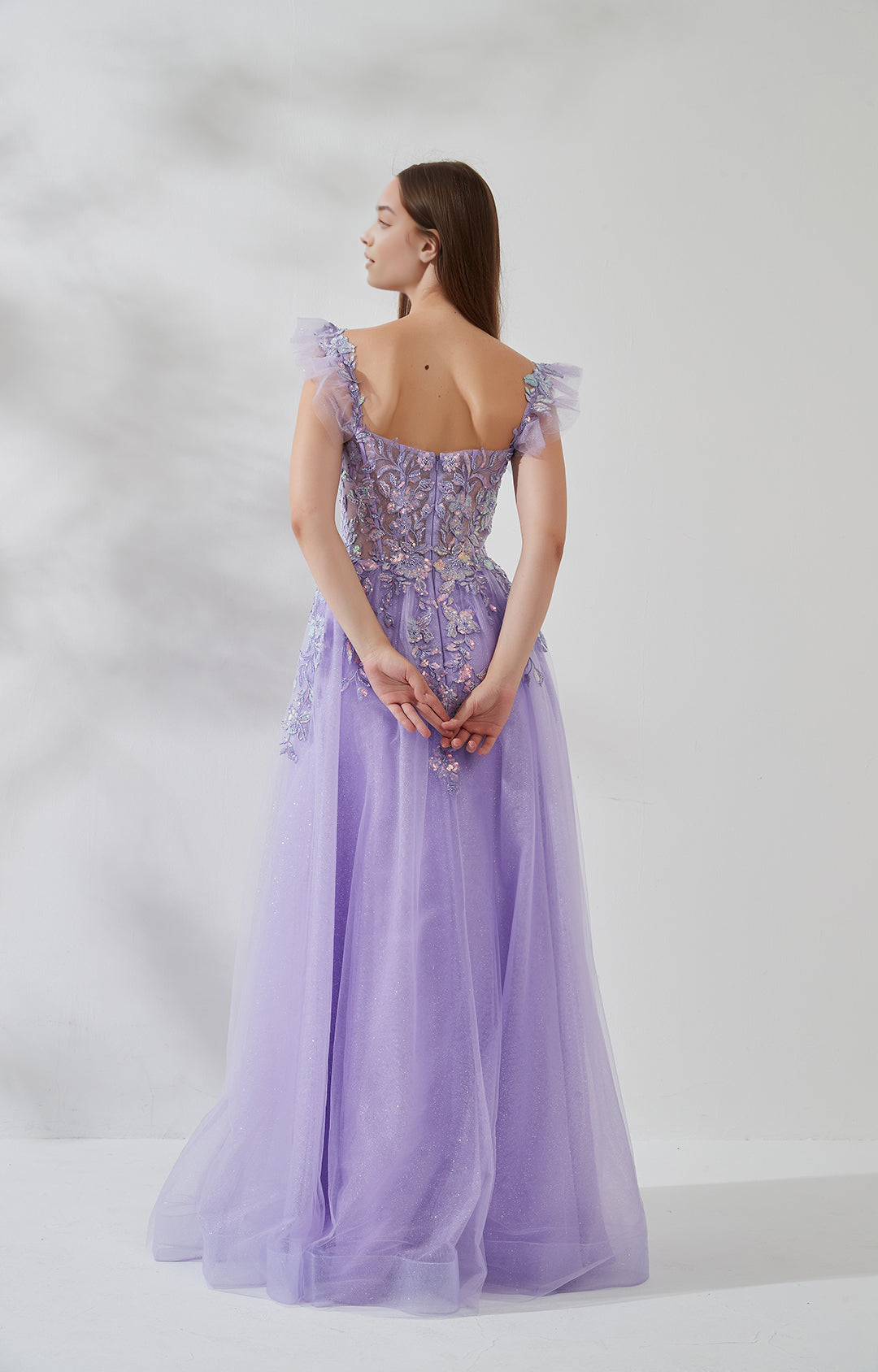 Romántico vestido de fiesta corte princesa con escote corazón, tirantes con volantes, encaje, lentejuelas, espalda descubierta y largo hasta el suelo para prom.
