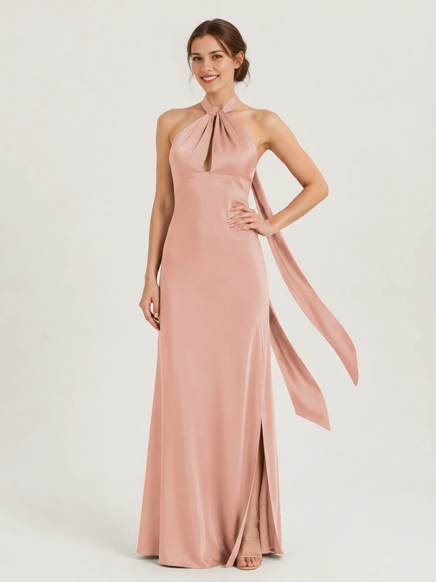Vestido largo de dama de honor con hombros descubiertos, escote corazón, cintura plisada de tul y lazo en la espalda.