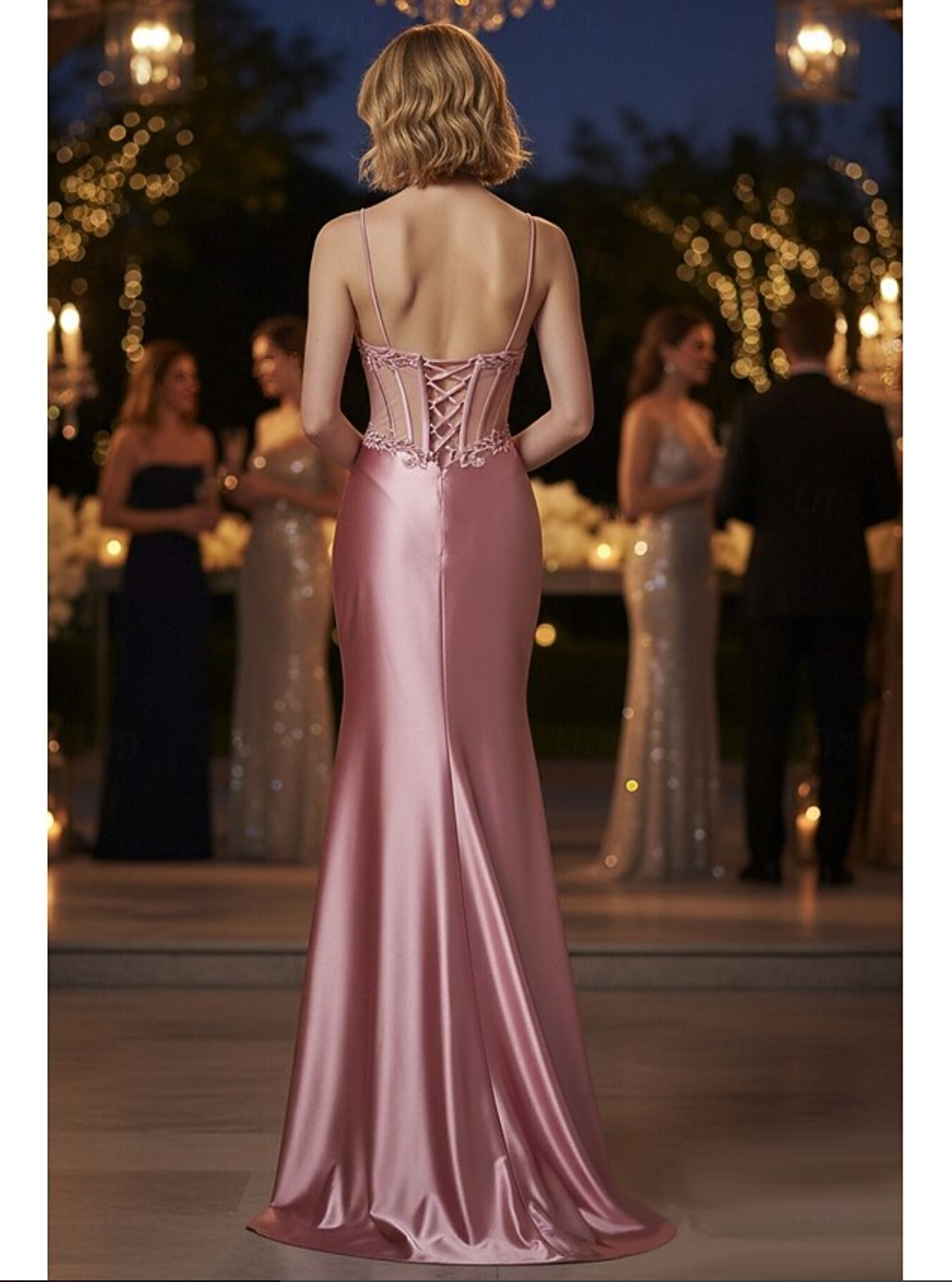 Vestido de noche tipo columna con sobrefalda, cola de barrido, escote corazón, sin mangas, tirantes finos, con aberturas fruncidas y apliques