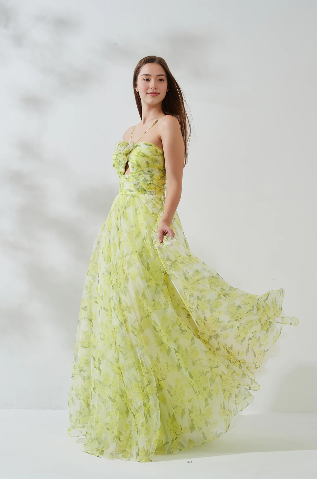 Romántico vestido de fiesta de gasa con escote corazón, tirantes finos y largo hasta el suelo.