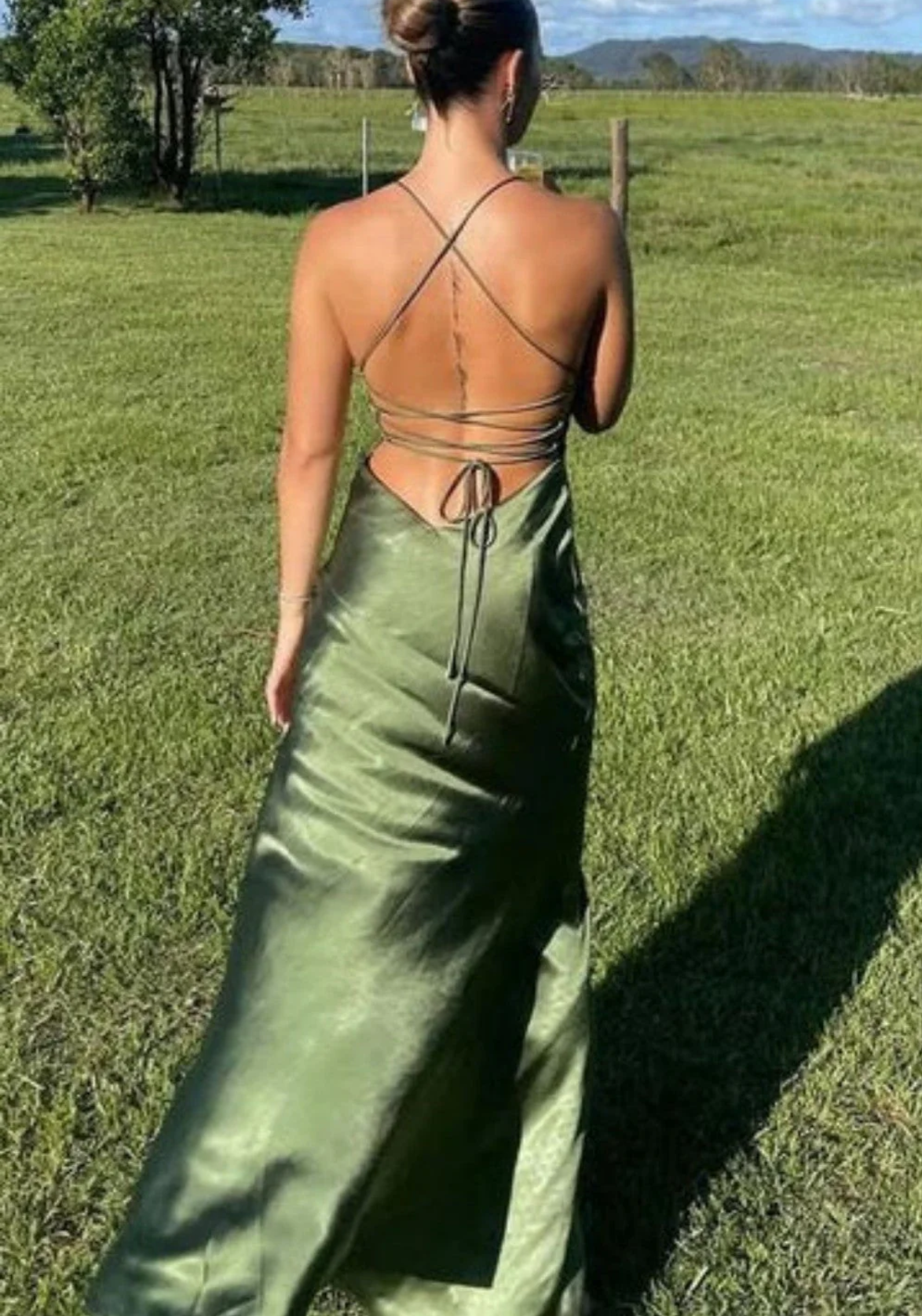Vestido de Noche Largo Verde Charmeuse con Tirantes Finos y Espalda Abierta con Abertura Frontal