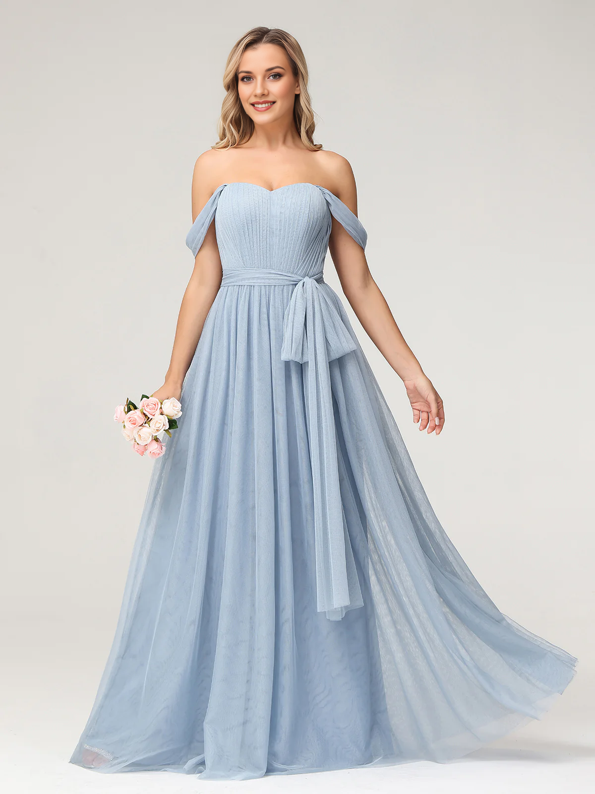 Vestido largo de dama de honor con hombros descubiertos, escote corazón, cintura plisada de tul y lazo en la espalda.