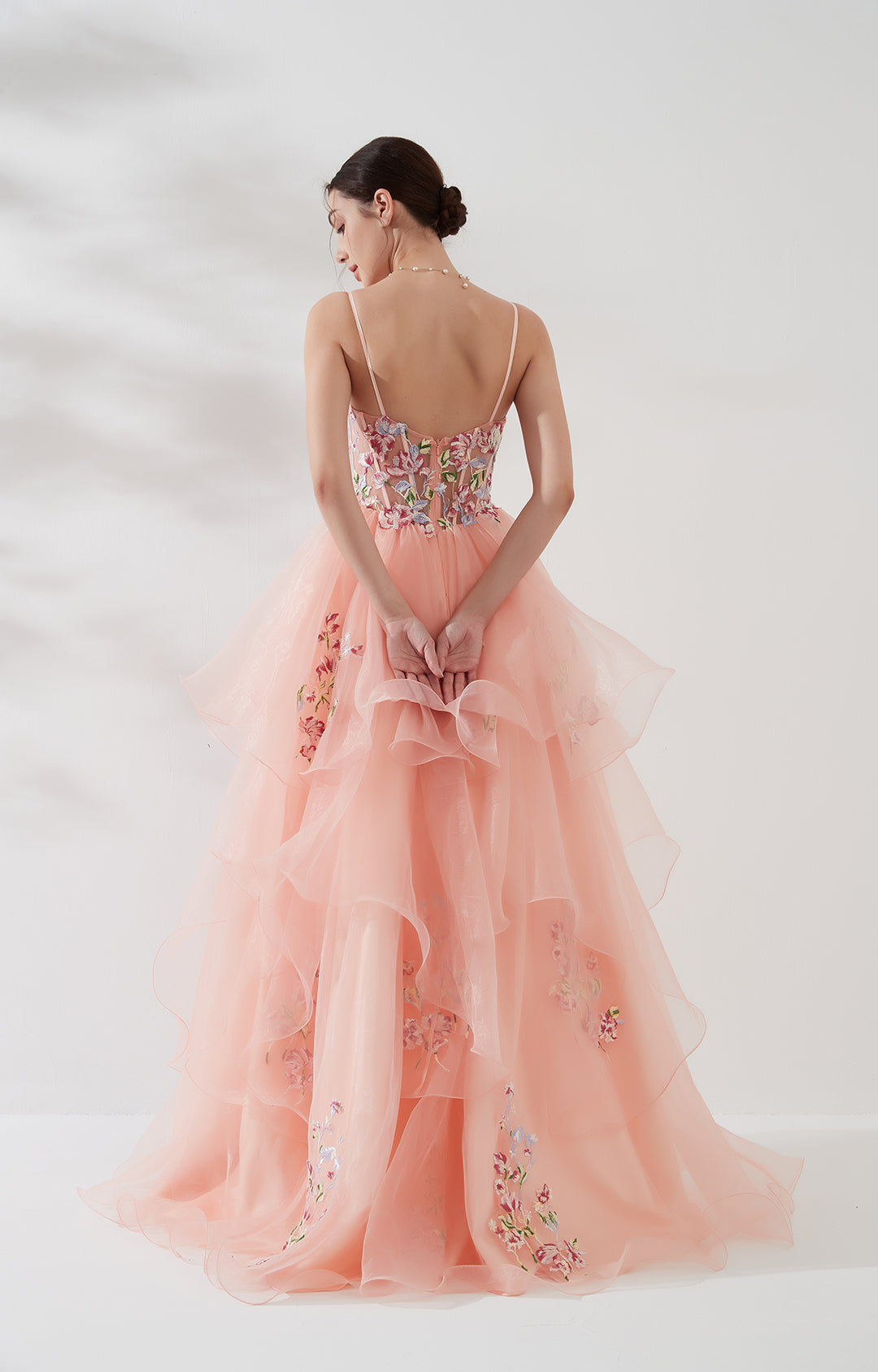 Vestido de fiesta romántico con cuello en V, tirantes finos, espalda descubierta y largo hasta el suelo