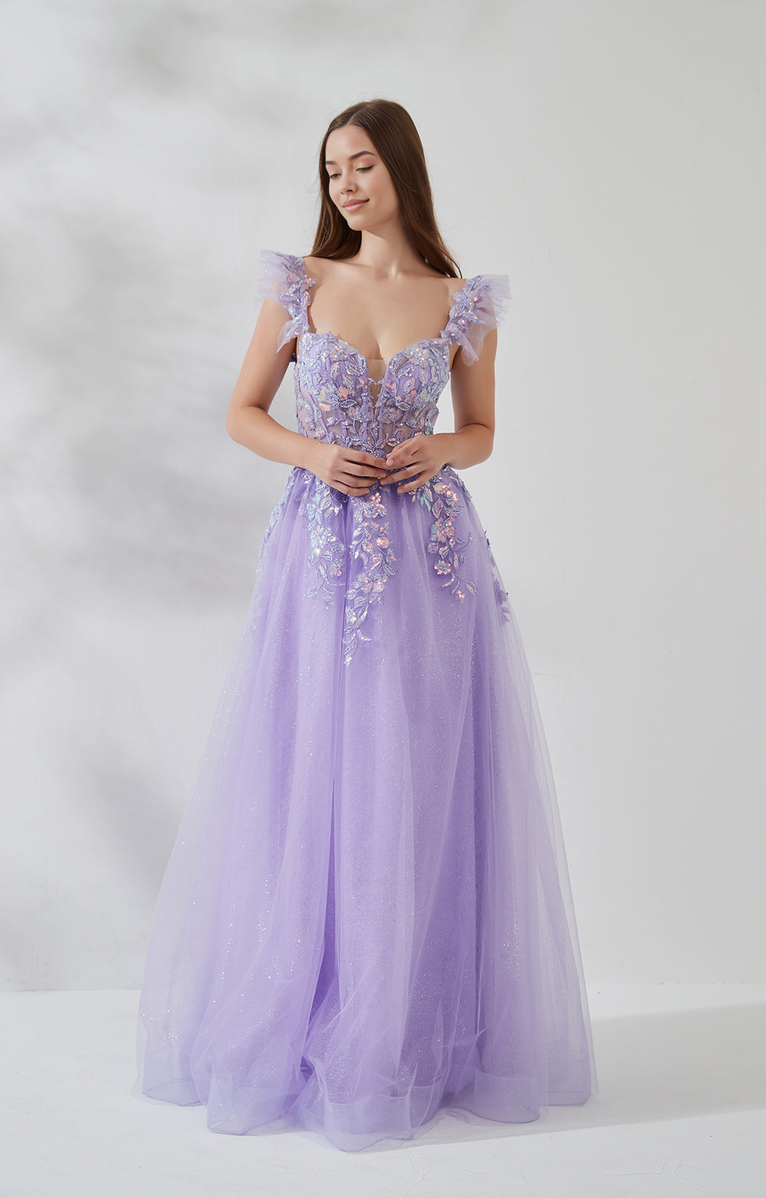Romántico vestido de fiesta corte princesa con escote corazón, tirantes con volantes, encaje, lentejuelas, espalda descubierta y largo hasta el suelo para prom.