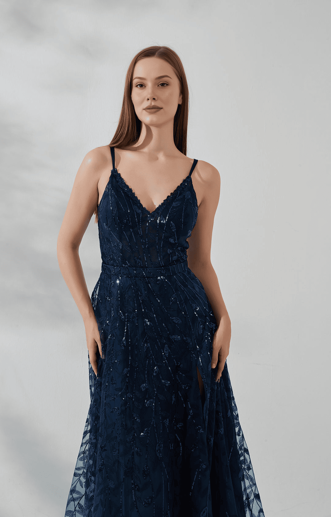 Vestido de noche largo con tirantes finos, cuello de pico, espalda descubierta, línea A y lentejuelas elegantes para baile de graduación
