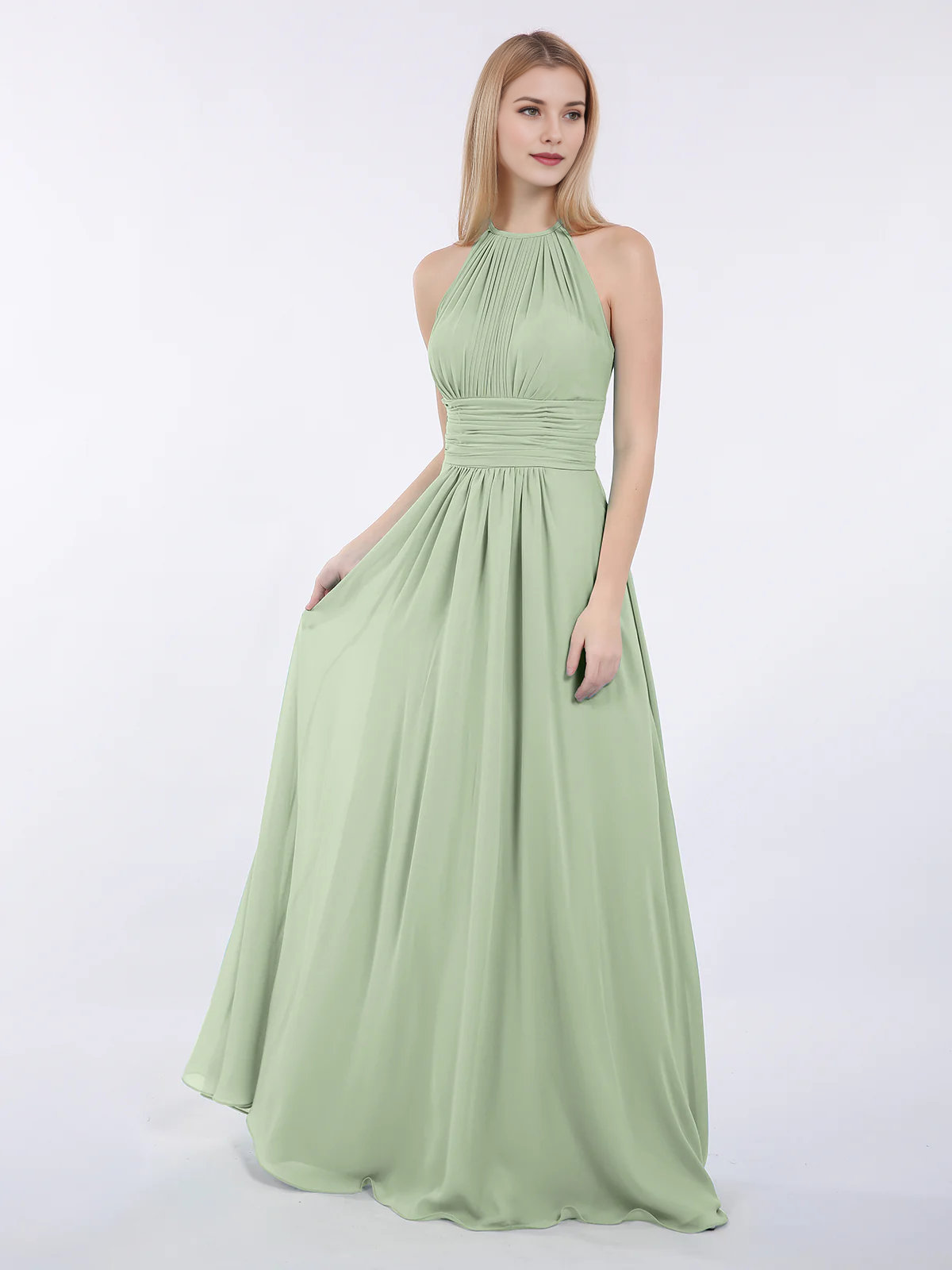 Vestido largo de dama de honor de chifón plisado con cuello alto, escote halter, espalda descubierta y bolsillos