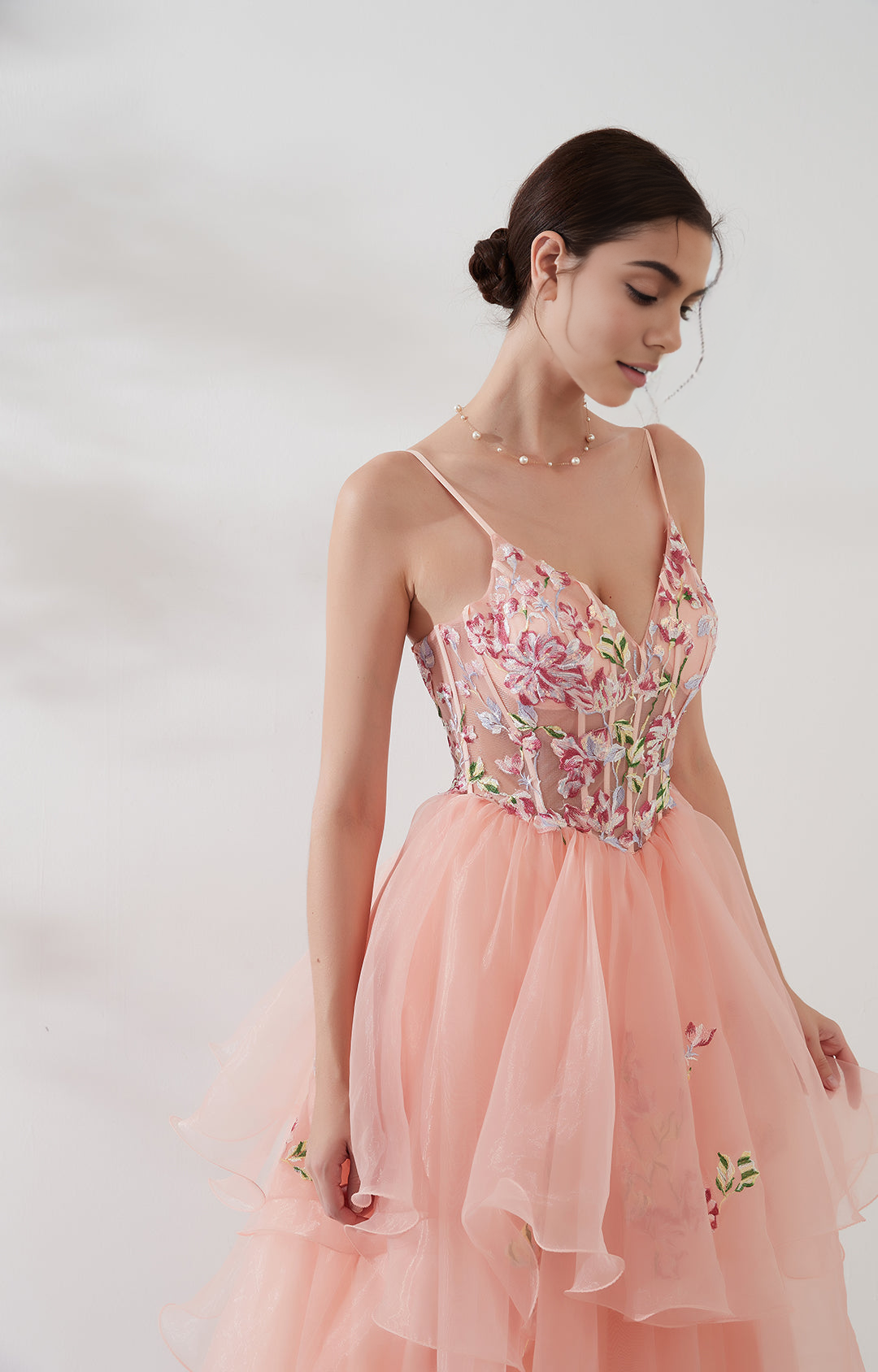 Vestido de fiesta romántico con cuello en V, tirantes finos, espalda descubierta y largo hasta el suelo