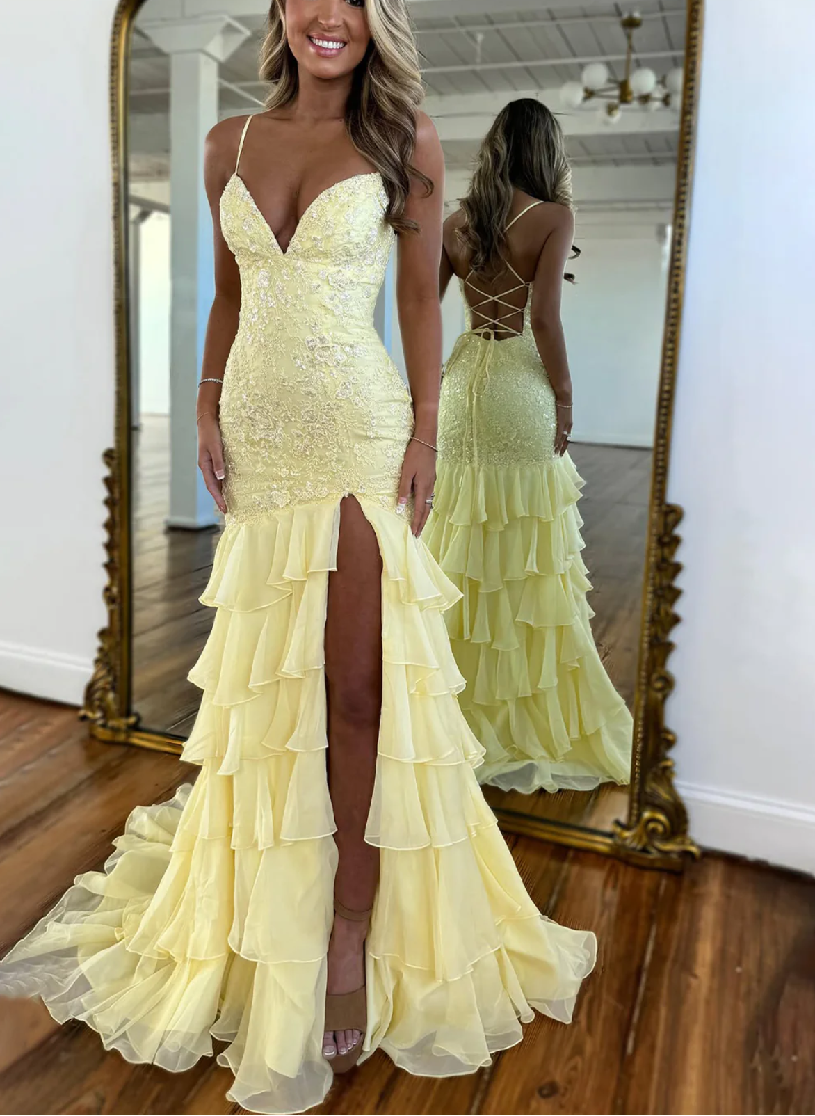 Elegante Vestido de Noche Sirena sin Tirantes con Apliques Florales, Abertura Alta y Volantes por Niveles para Fiesta de Gala/Prom