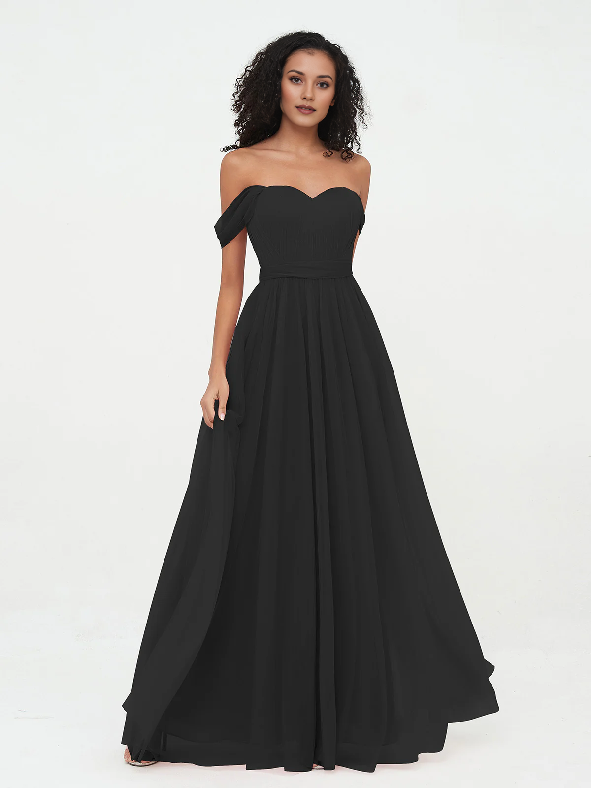 Vestido largo de dama de honor con hombros descubiertos, escote corazón, cintura plisada de tul y lazo en la espalda.