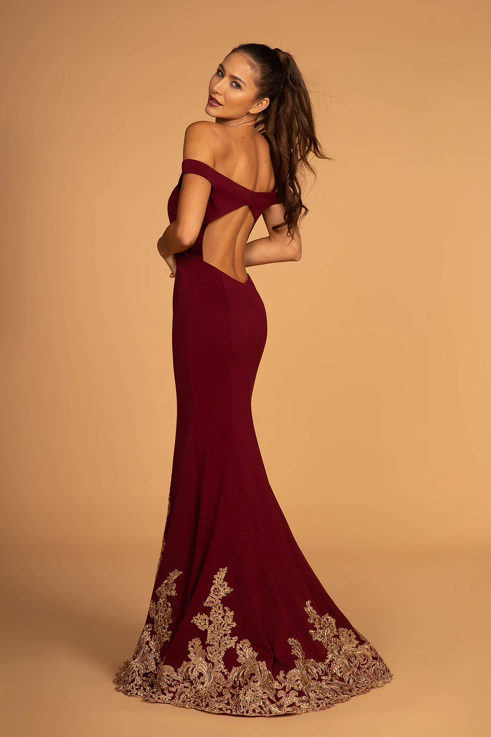 Vestido de noche de sirena de lujo con escote Bardot y escote pronunciado con ilusión transparente, apliques de encaje dorado ornamentado y cola, ideal para alfombra roja y recepción de boda