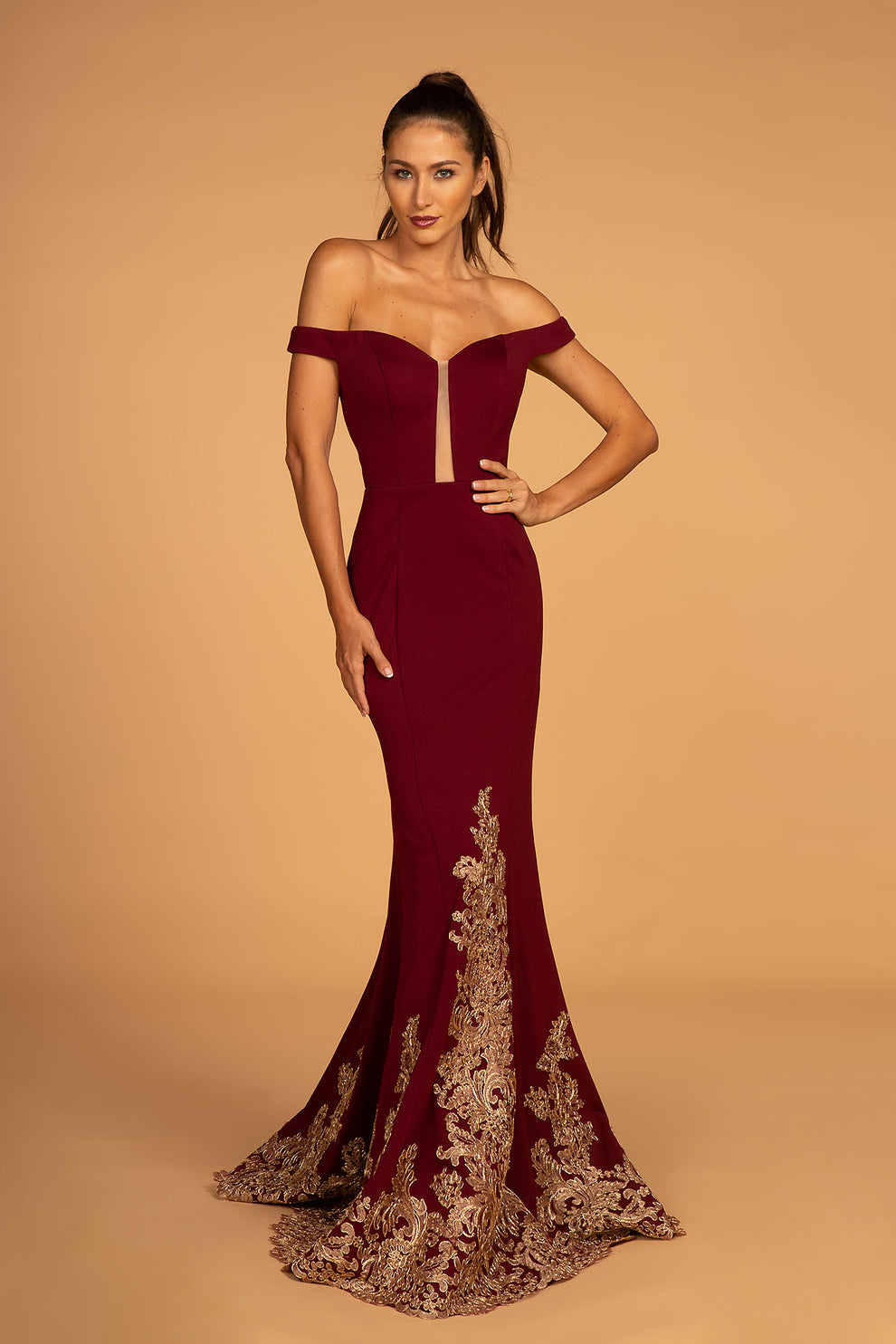 Vestido de noche de sirena de lujo con escote Bardot y escote pronunciado con ilusión transparente, apliques de encaje dorado ornamentado y cola, ideal para alfombra roja y recepción de boda