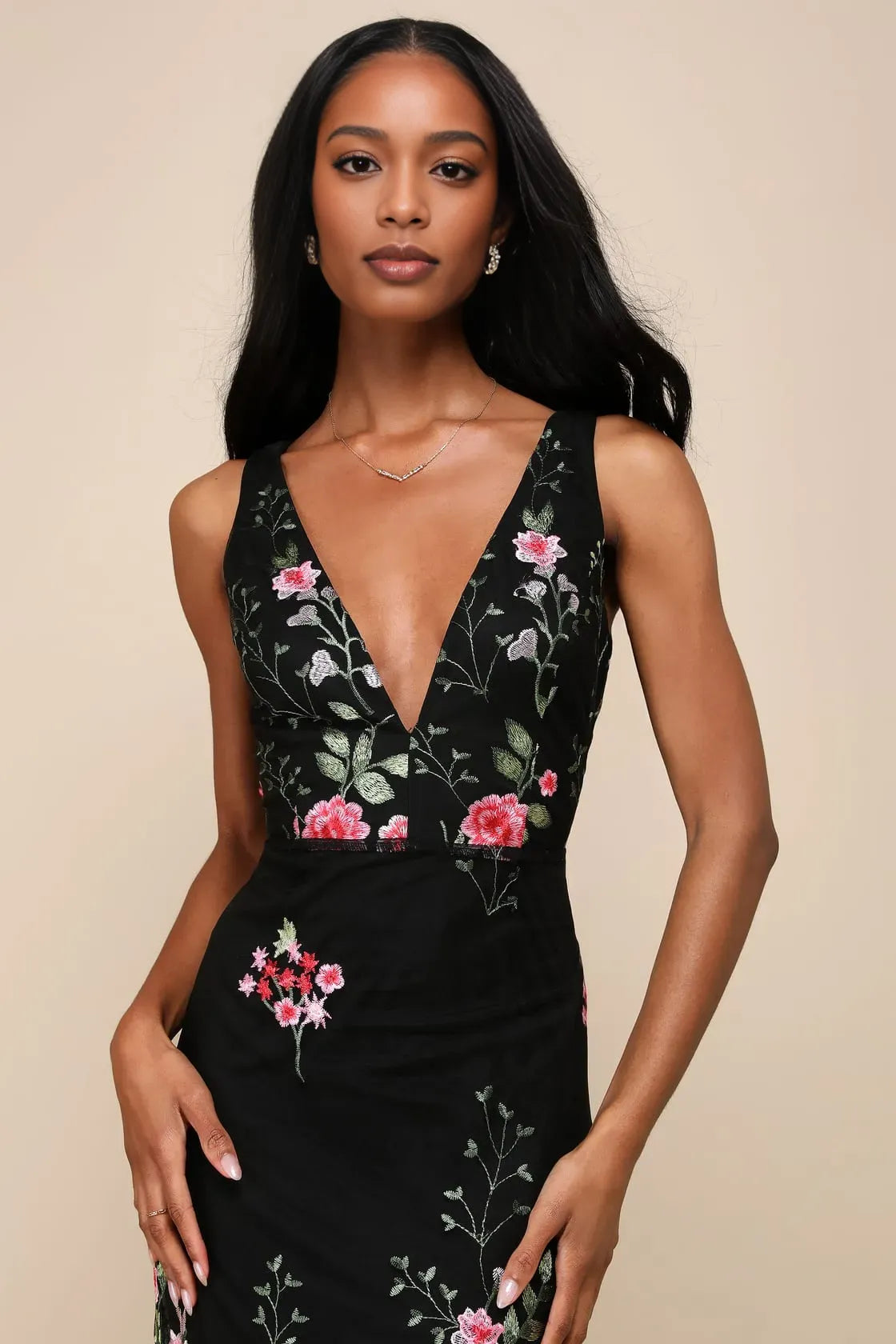 Elegant Sheath Plunging V-Neck Sleeveless Mesh Floral Embroidered Evening Gown