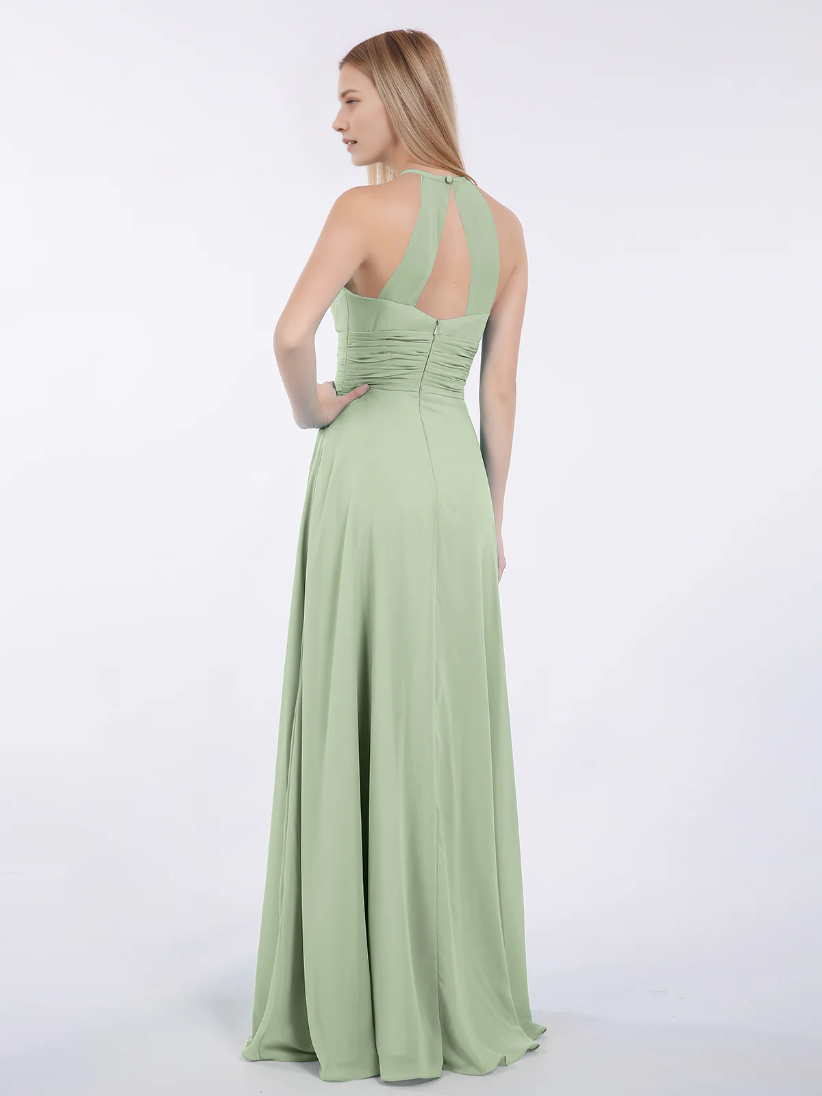 Vestido largo de dama de honor de chifón plisado con cuello alto, escote halter, espalda descubierta y bolsillos