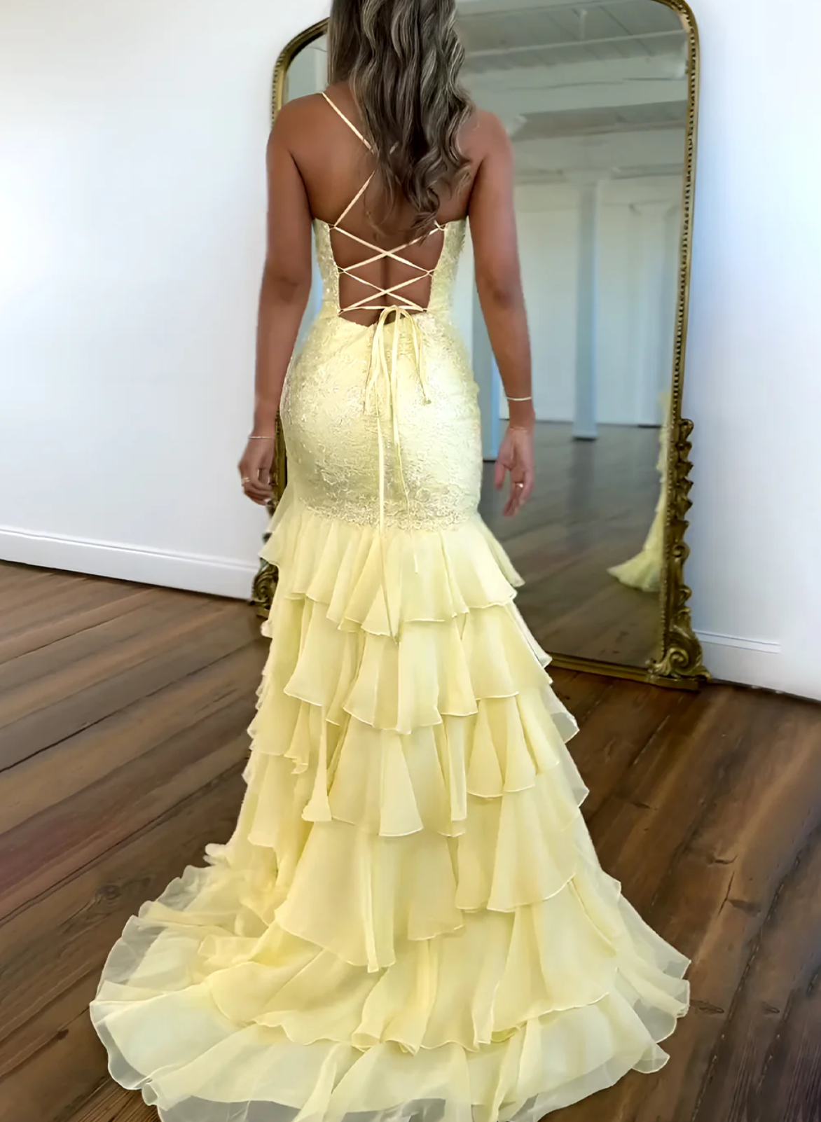 Elegante Vestido de Noche Sirena sin Tirantes con Apliques Florales, Abertura Alta y Volantes por Niveles para Fiesta de Gala/Prom
