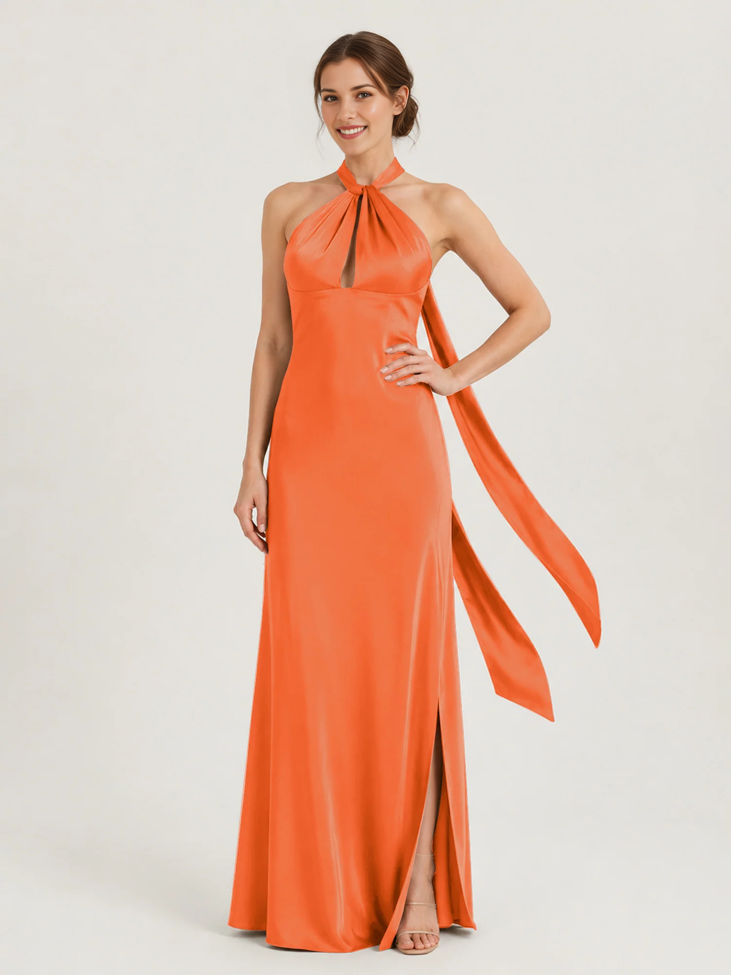 Vestido largo de dama de honor con hombros descubiertos, escote corazón, cintura plisada de tul y lazo en la espalda.