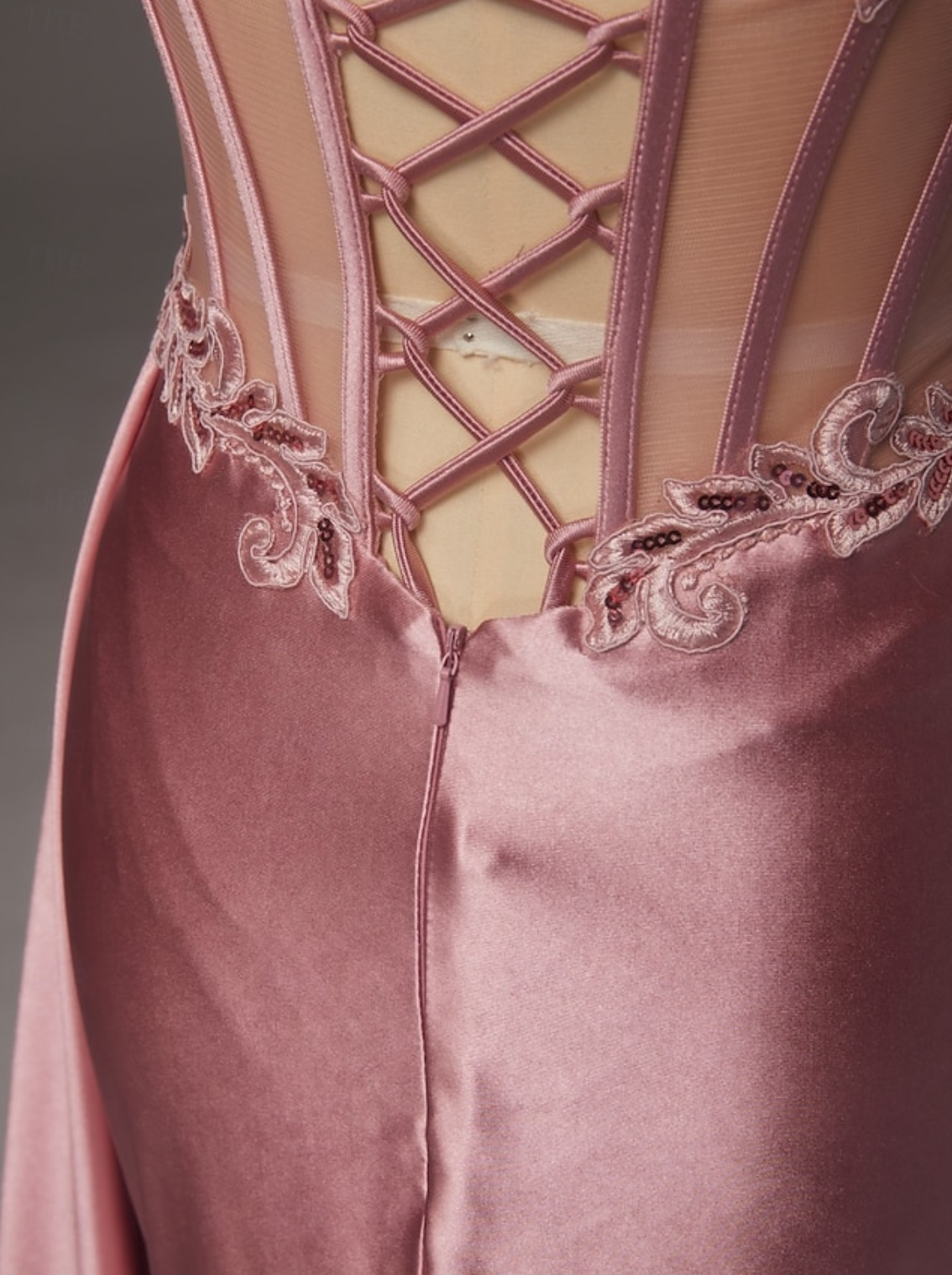 Vestido de noche tipo columna con sobrefalda, cola de barrido, escote corazón, sin mangas, tirantes finos, con aberturas fruncidas y apliques
