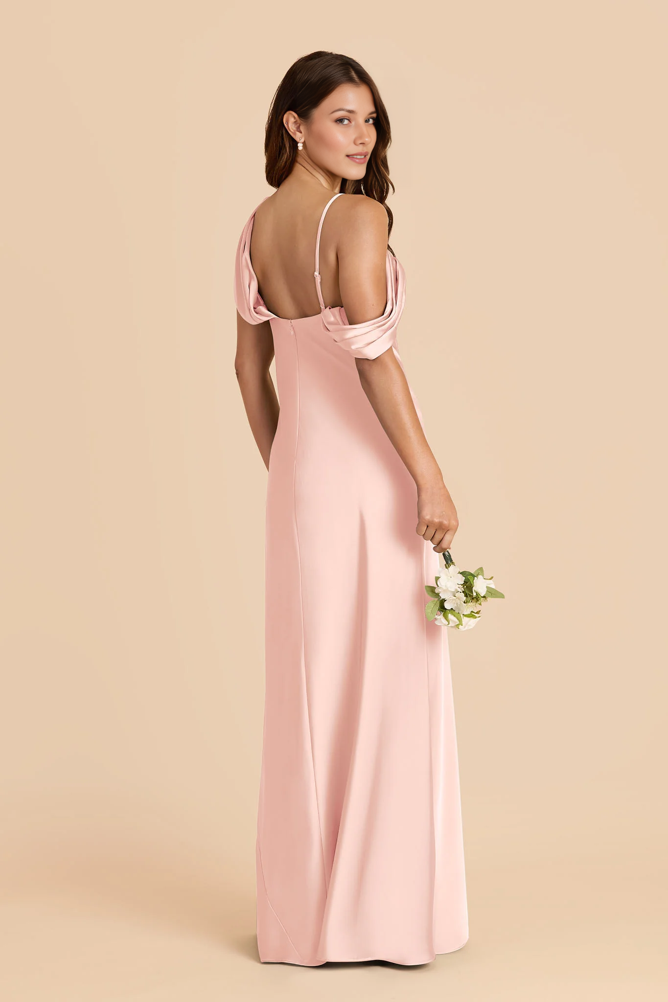 Vestido largo de dama de honor de satén tipo sirena con cuello desbocado asimétrico y hombros descubiertos
