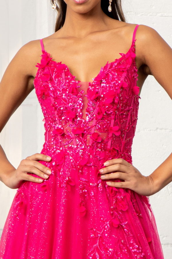 Vestido largo de fiesta y para invitadas a boda, de tul con purpurina fucsia, corte A, tirantes finos, escote en V, apliques florales 3D y abertura alta.
