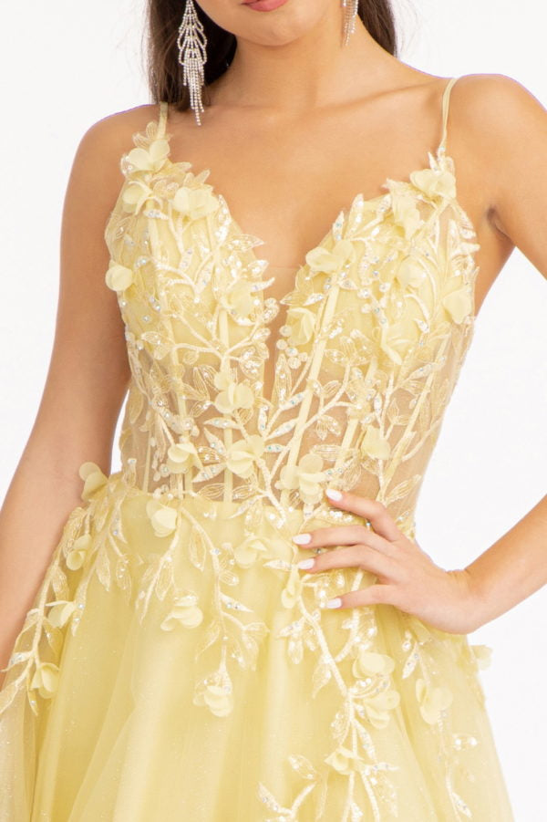 Vestido largo de fiesta y para invitadas a boda, de tul con purpurina fucsia, corte A, tirantes finos, escote en V, apliques florales 3D y abertura alta.