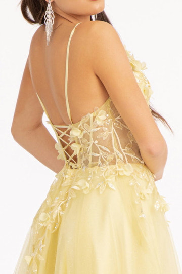 Vestido largo de fiesta y para invitadas a boda, de tul con purpurina fucsia, corte A, tirantes finos, escote en V, apliques florales 3D y abertura alta.
