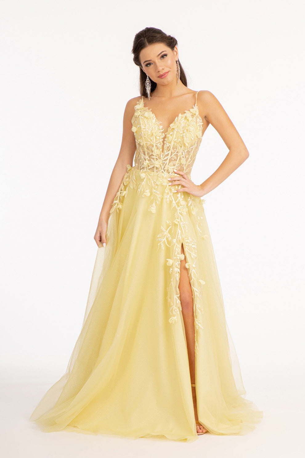 Vestido largo de fiesta y para invitadas a boda, de tul con purpurina fucsia, corte A, tirantes finos, escote en V, apliques florales 3D y abertura alta.