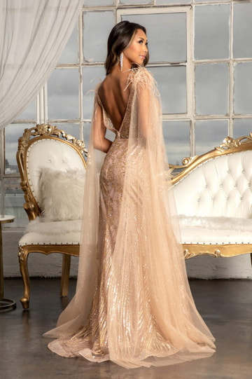 Vestido de Noche de Sirena con Lentejuelas Fantasiosas, Escote en V Pronunciado, Mangas Capa con Plumas, Abertura Alta para Fiesta de Graduación y Dama de Honor