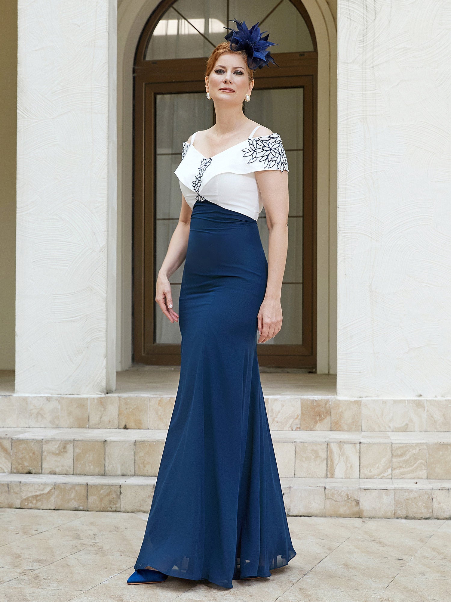 Vestido de Noche Formal Sirena Azul Marino y Blanco con Hombros Descubiertos y Bordados Florales